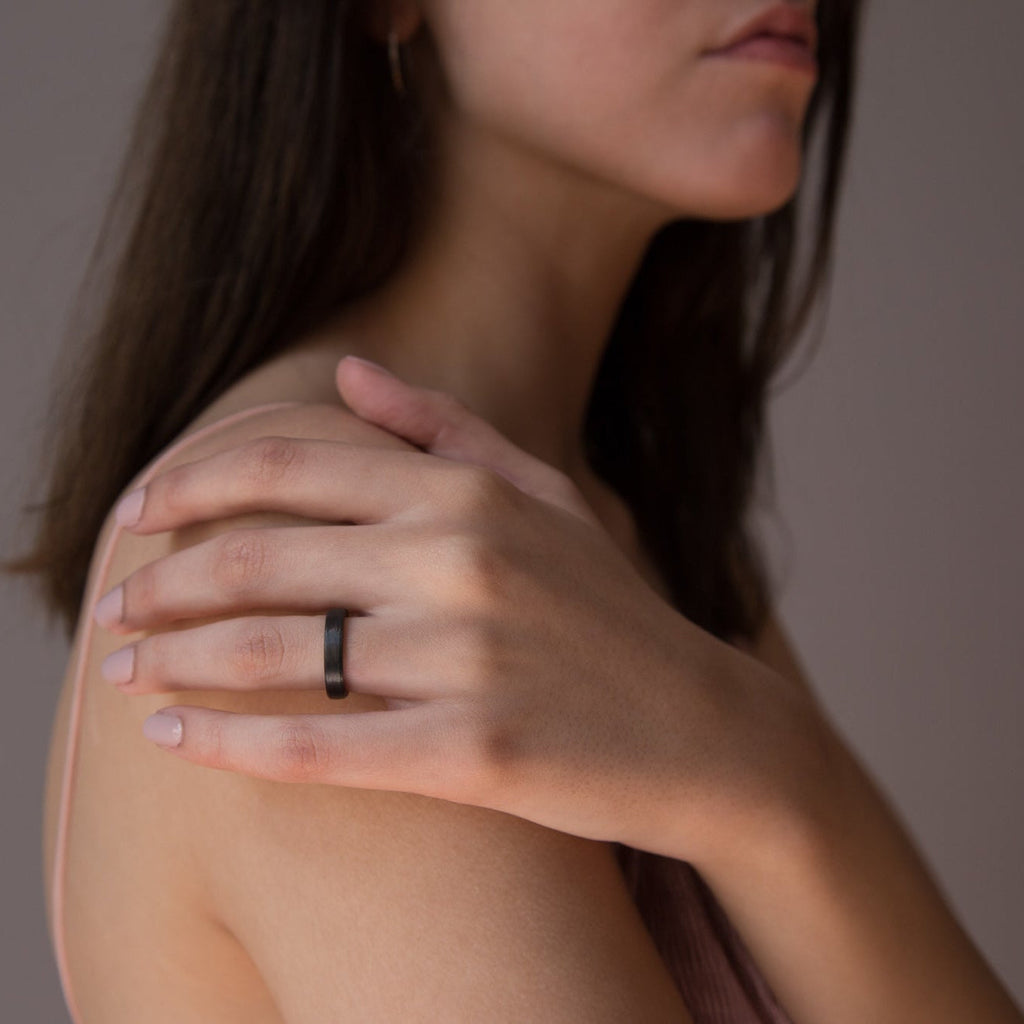 Anillo fibra de carbono cinta con cristal
