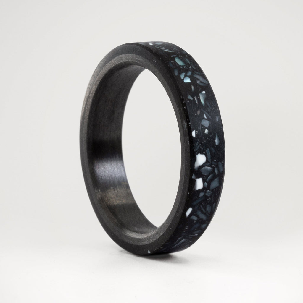 Anillo concreto con chips de nácar