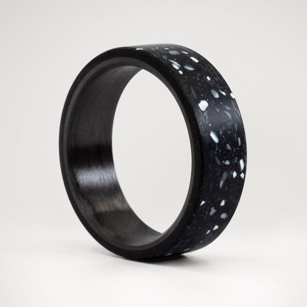 Anillo concreto con chips de nácar