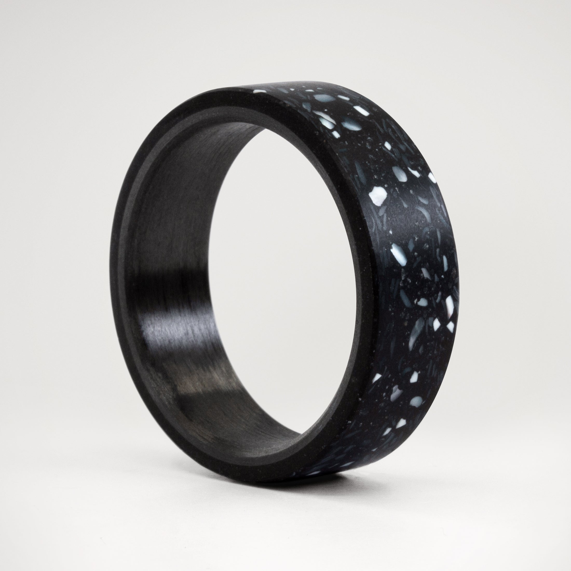 Anillo concreto con chips de nácar