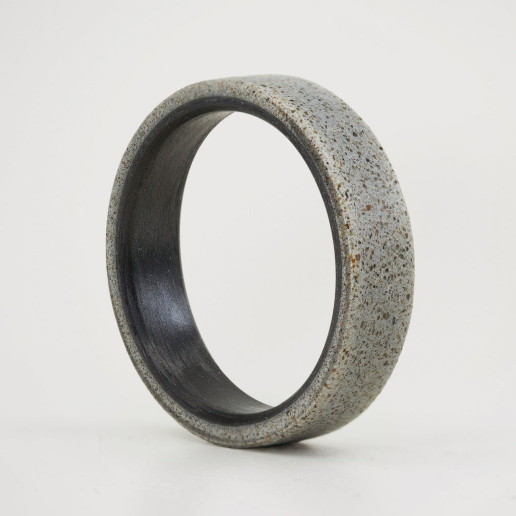 Anillo concreto gris y fibra de carbono cinta