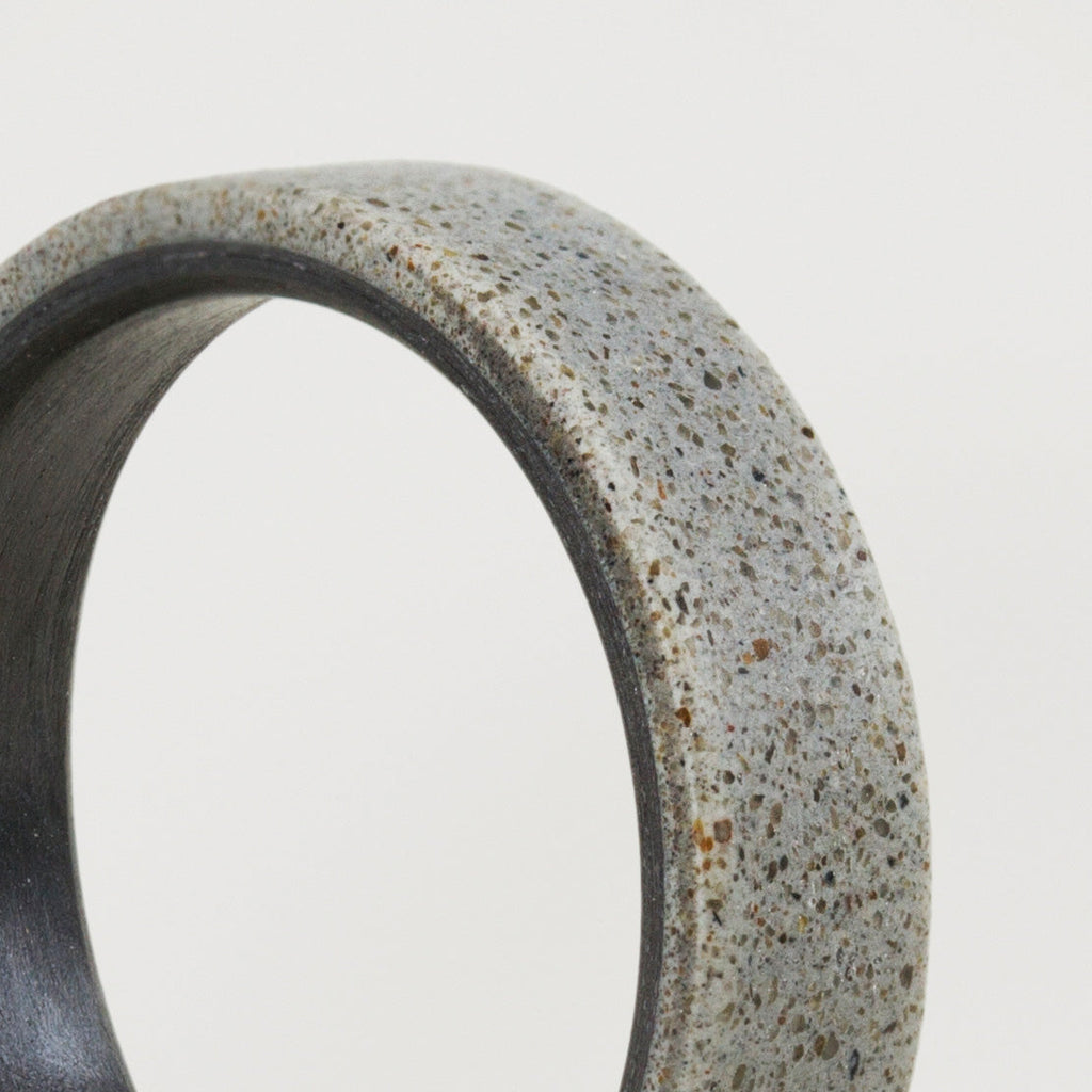 Anillo concreto gris y fibra de carbono cinta