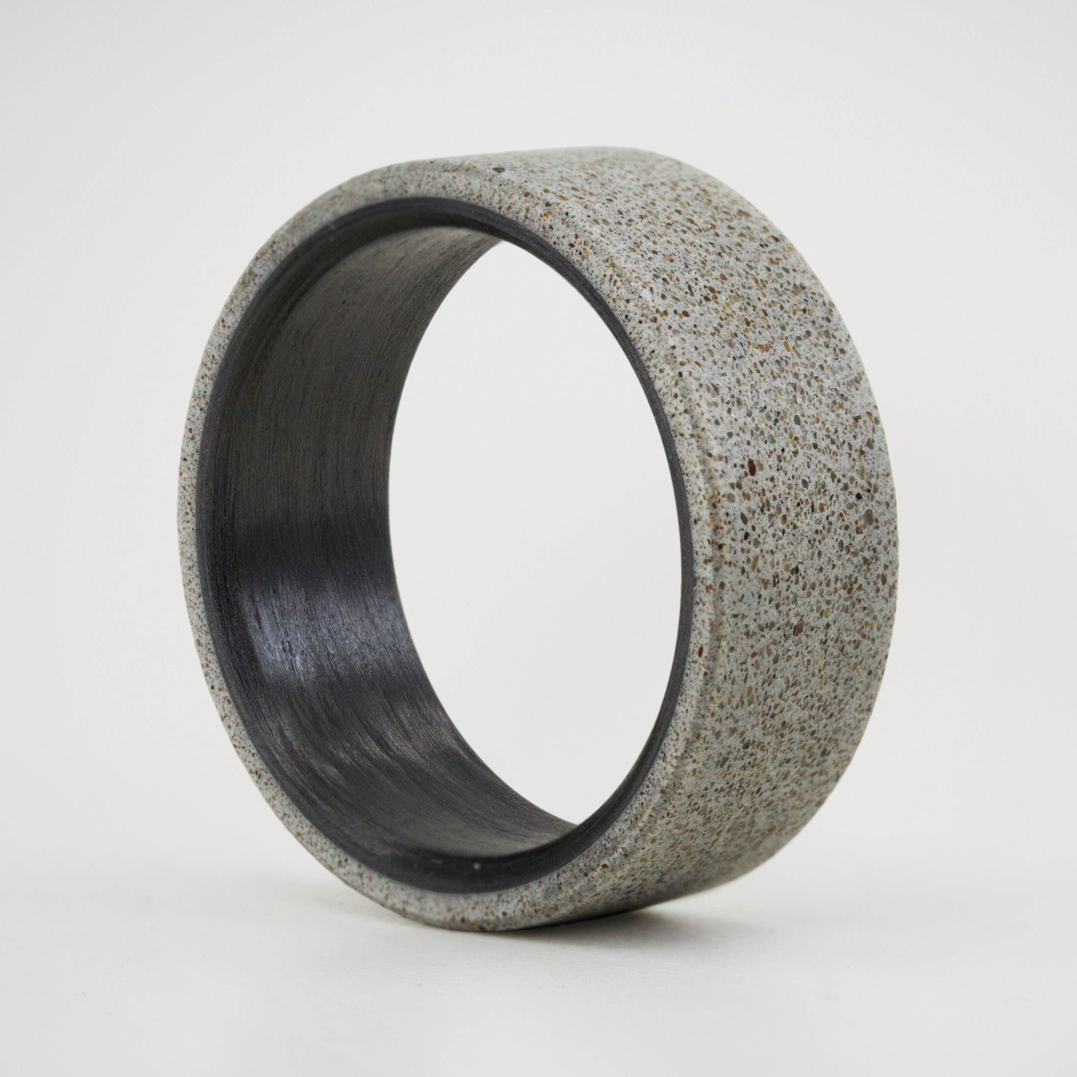 Anillo concreto gris y fibra de carbono