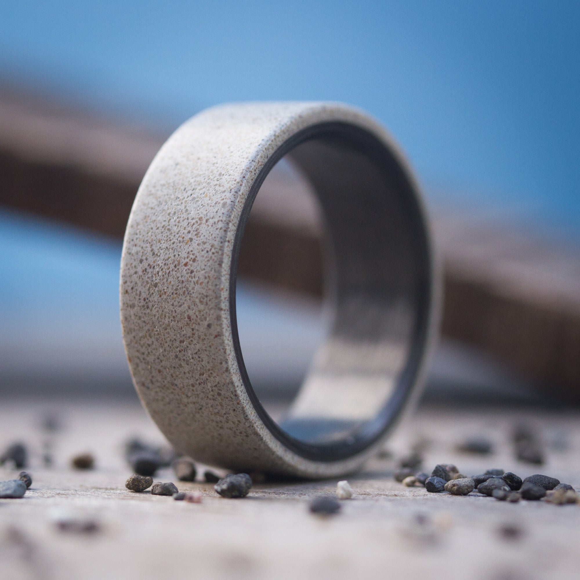 Anillo concreto gris y fibra de carbono