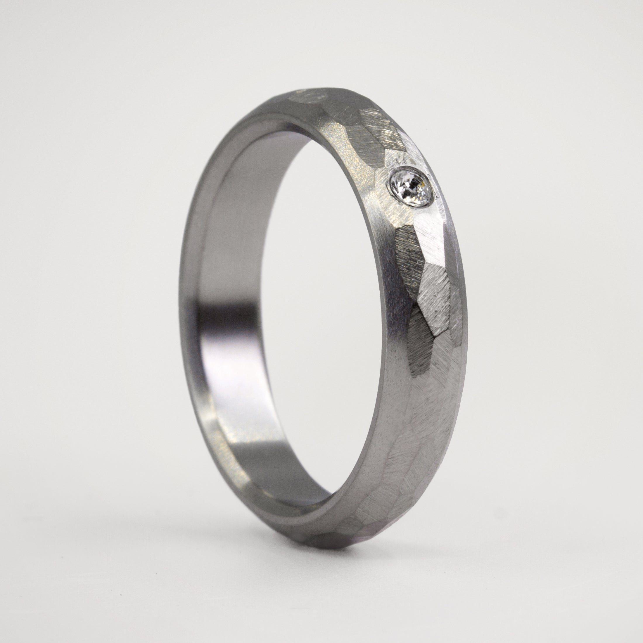 Anillo titanio martillado con cristal