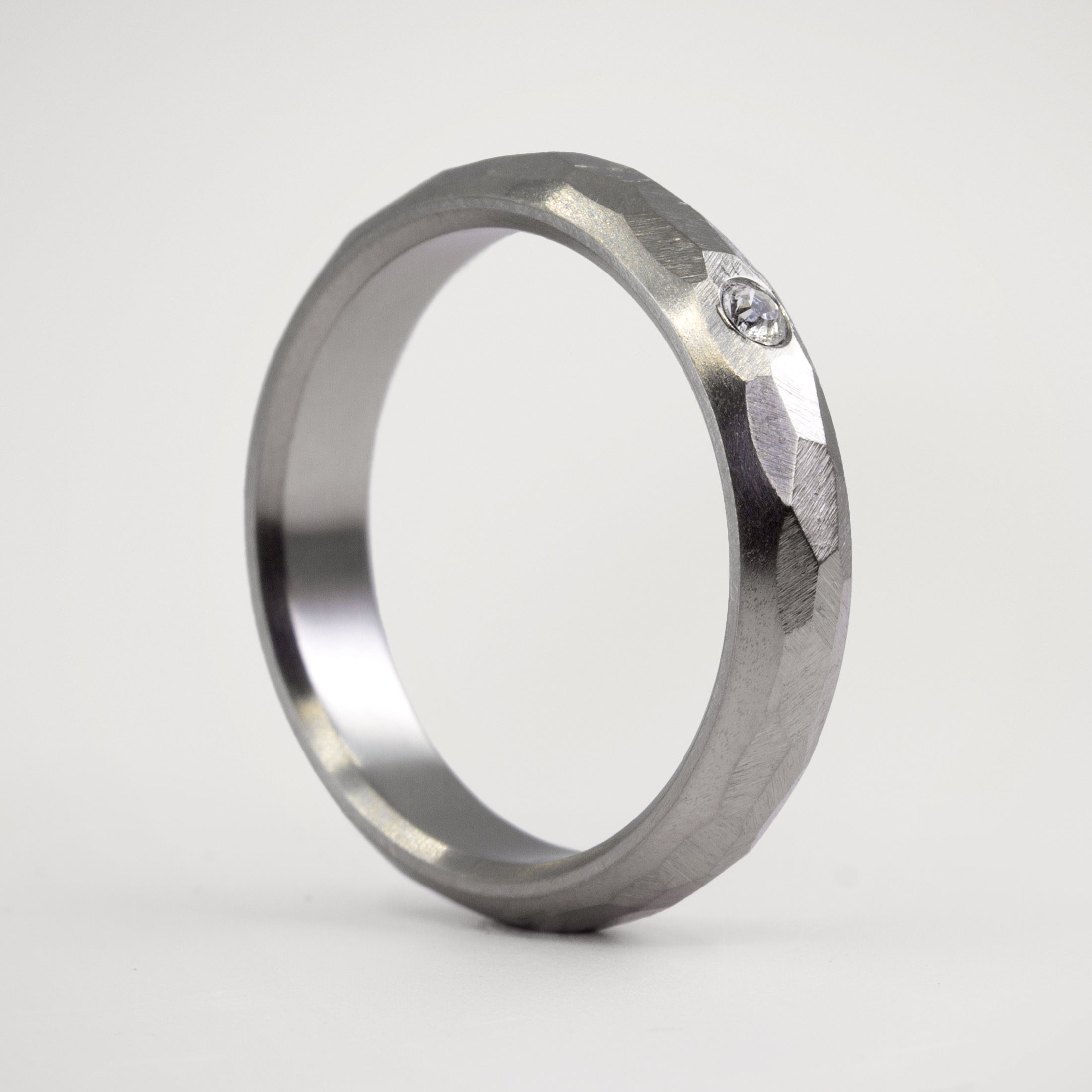 Anillo titanio martillado con cristal
