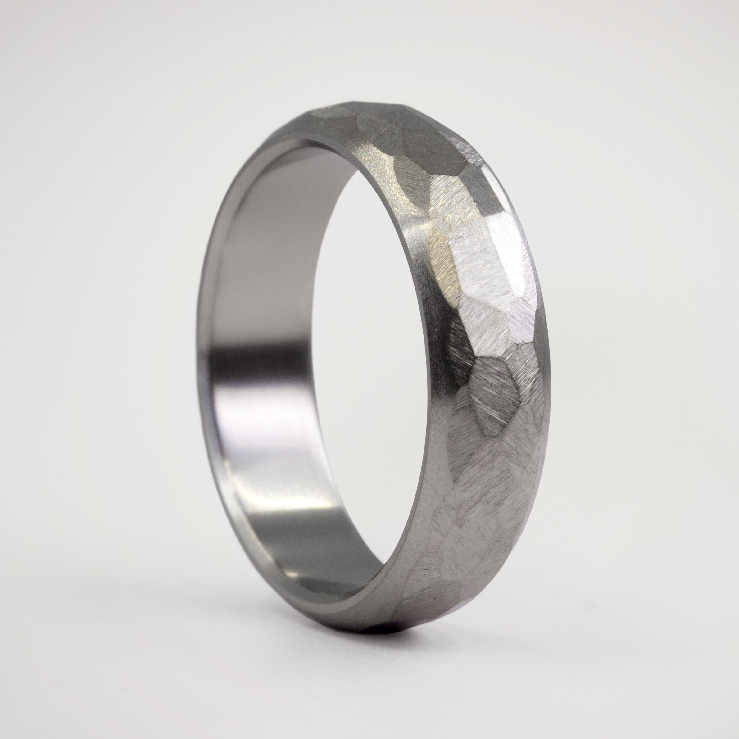 Anillo titanio martillado