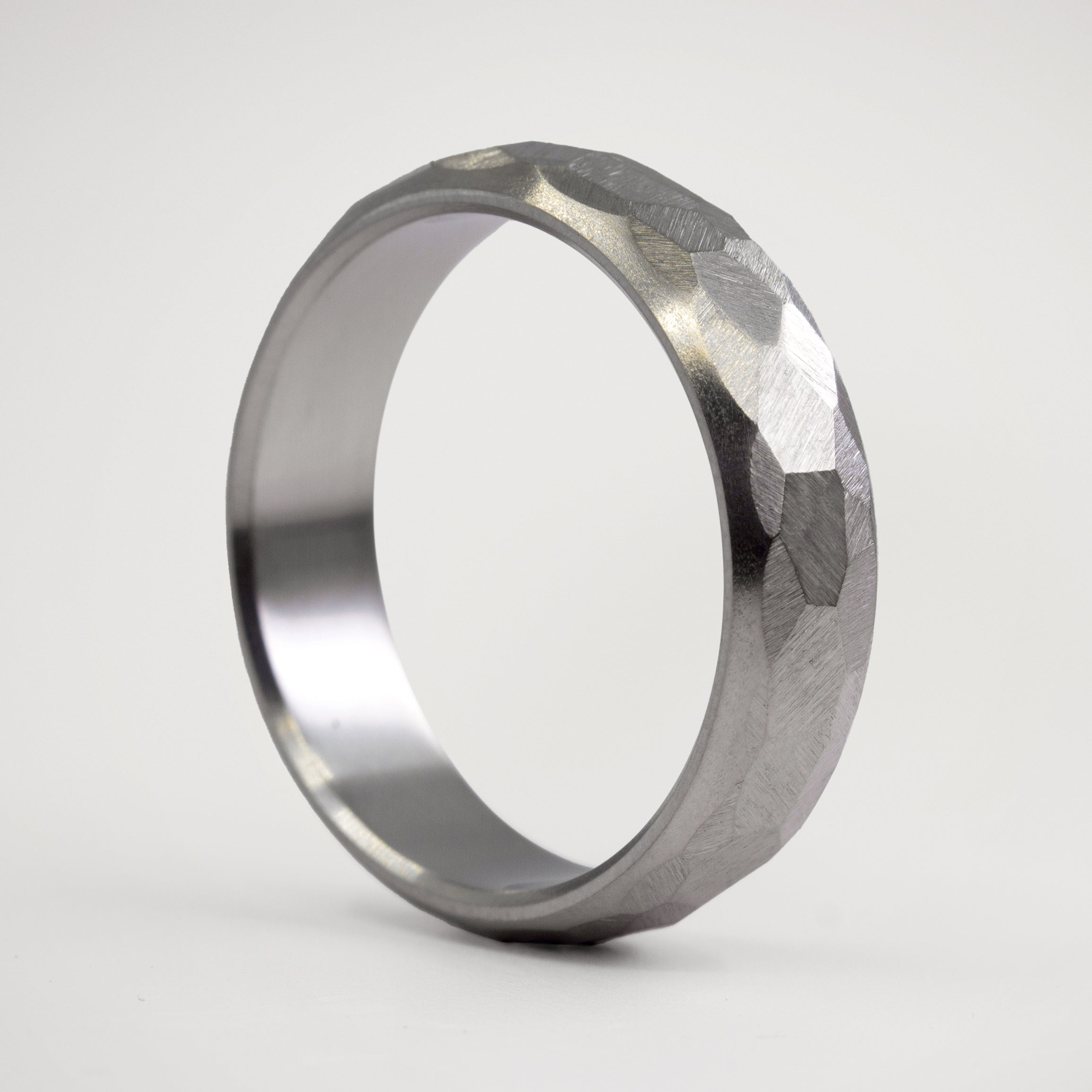 Anillo titanio martillado