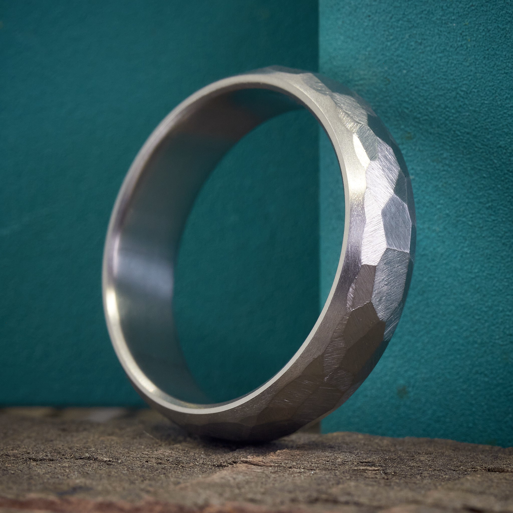 Anillo titanio martillado
