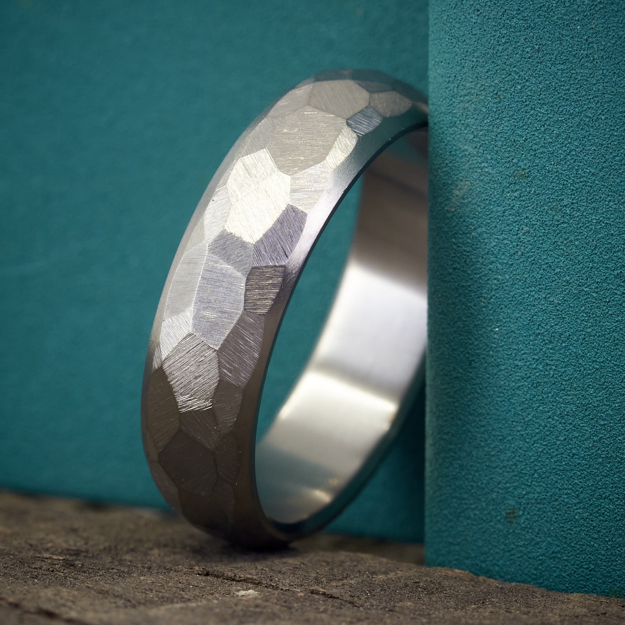 Anillo titanio martillado