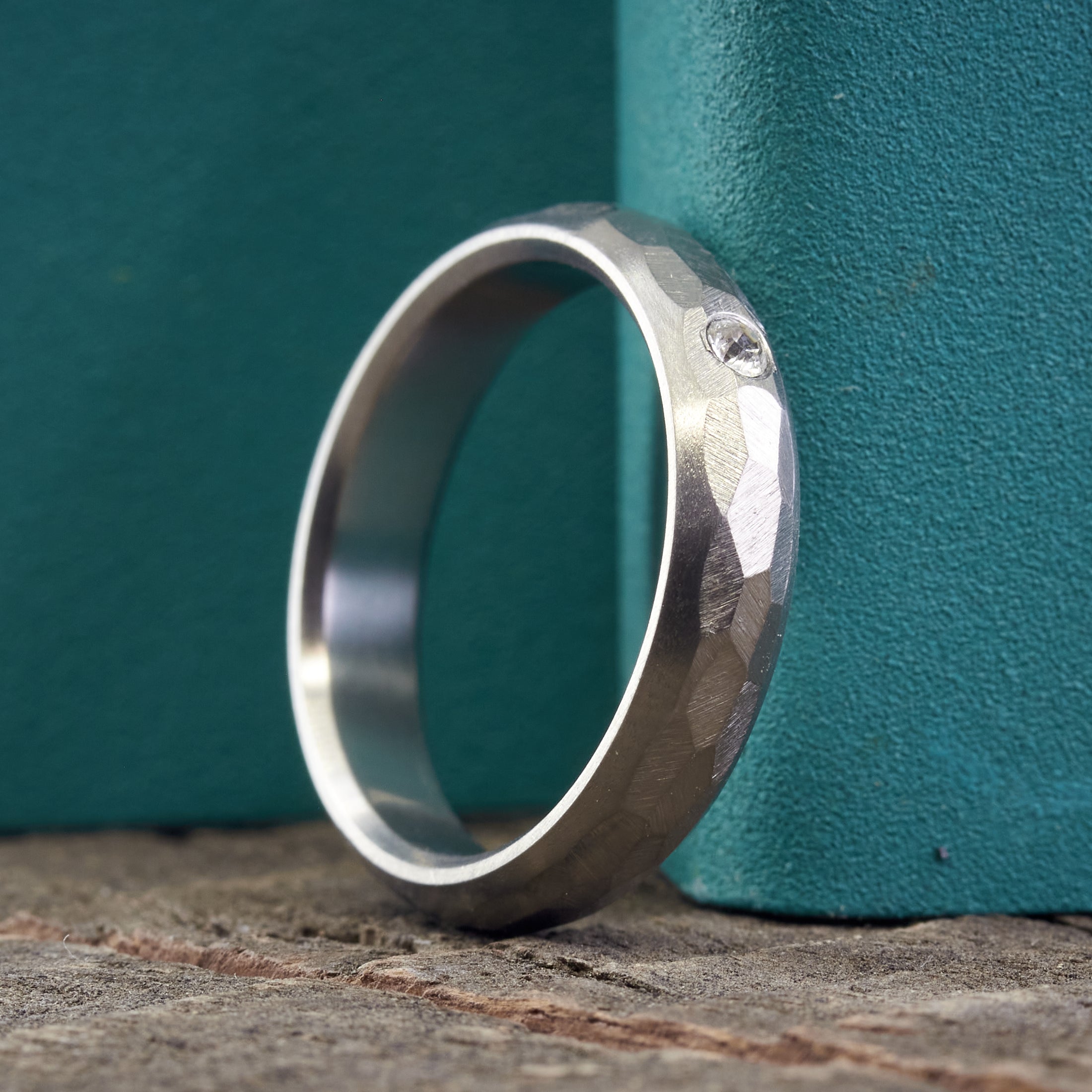 Anillo titanio martillado con cristal