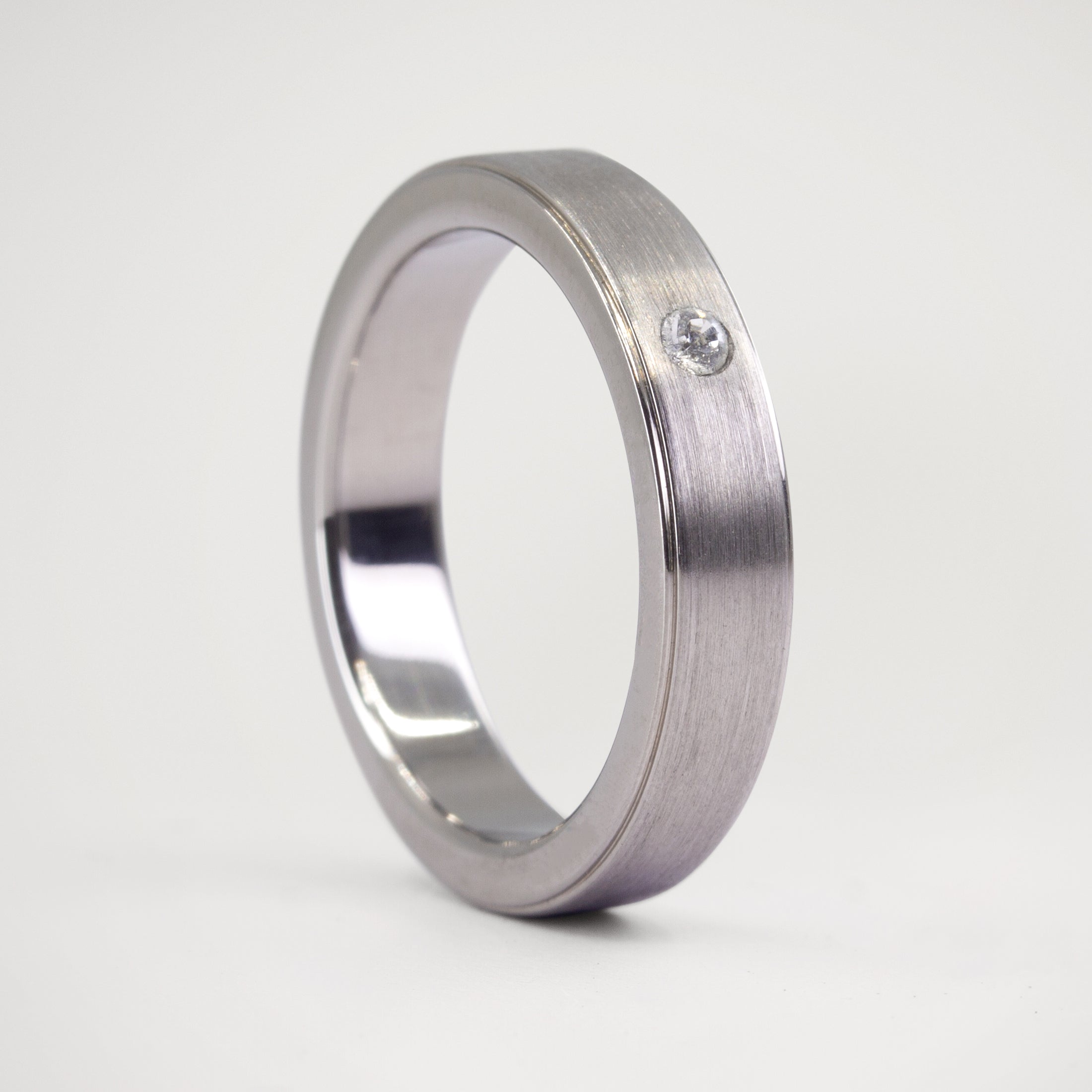 Anillo titanio cepillado cristal