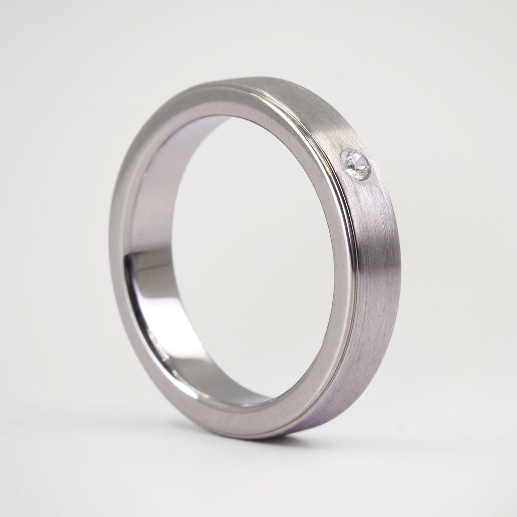 Anillo titanio cepillado cristal