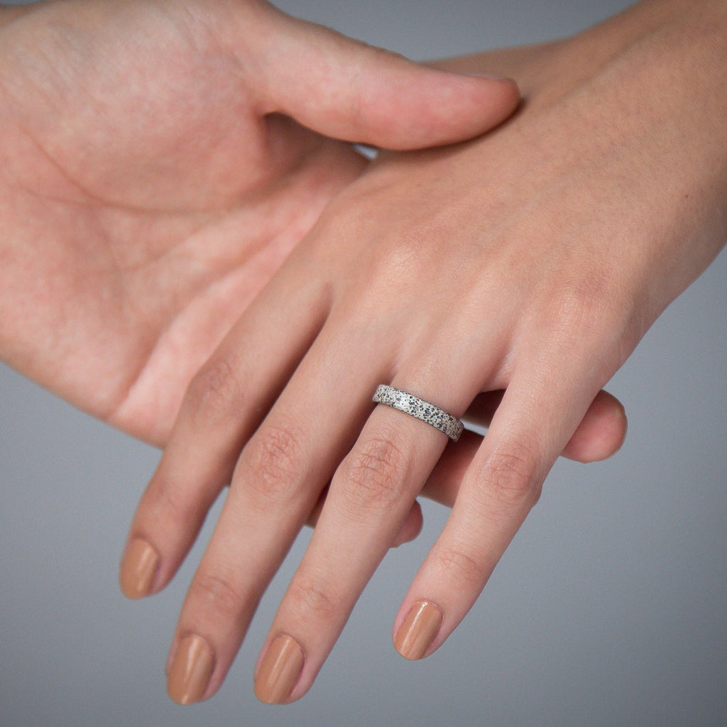 Anillo concreto patagónico y titanio