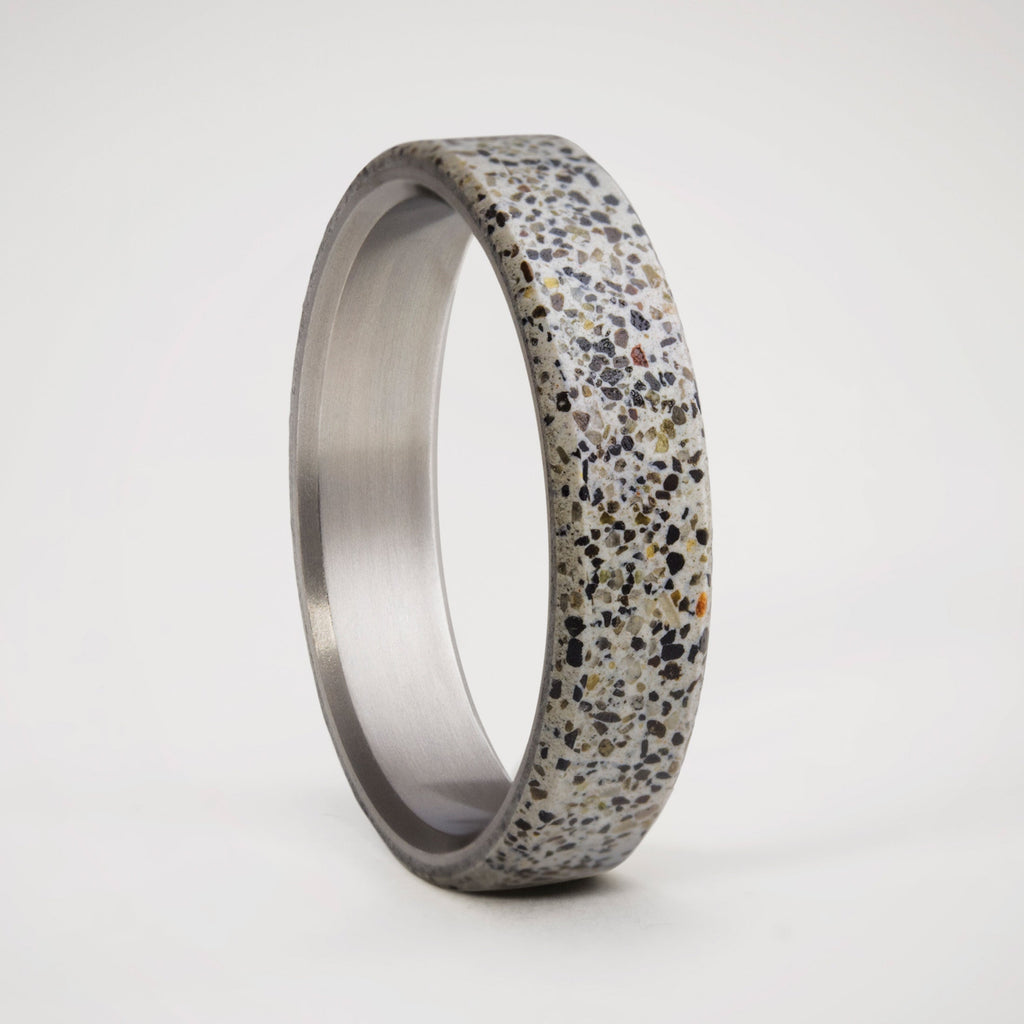 Anillo concreto patagónico y titanio