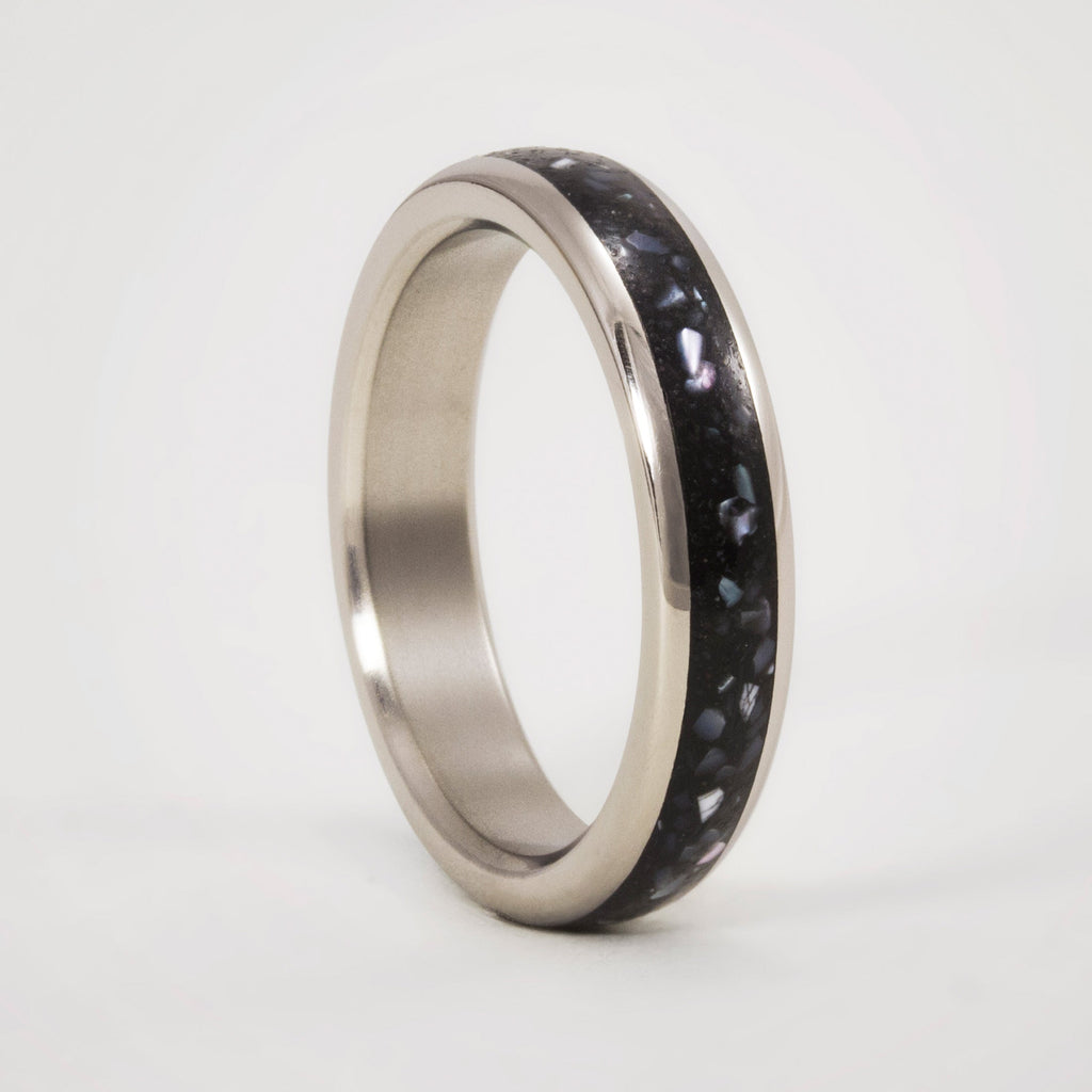 Anillo concreto con chips de nácar y titanio pulido