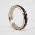 Anillo concreto con chips de nácar y titanio pulido