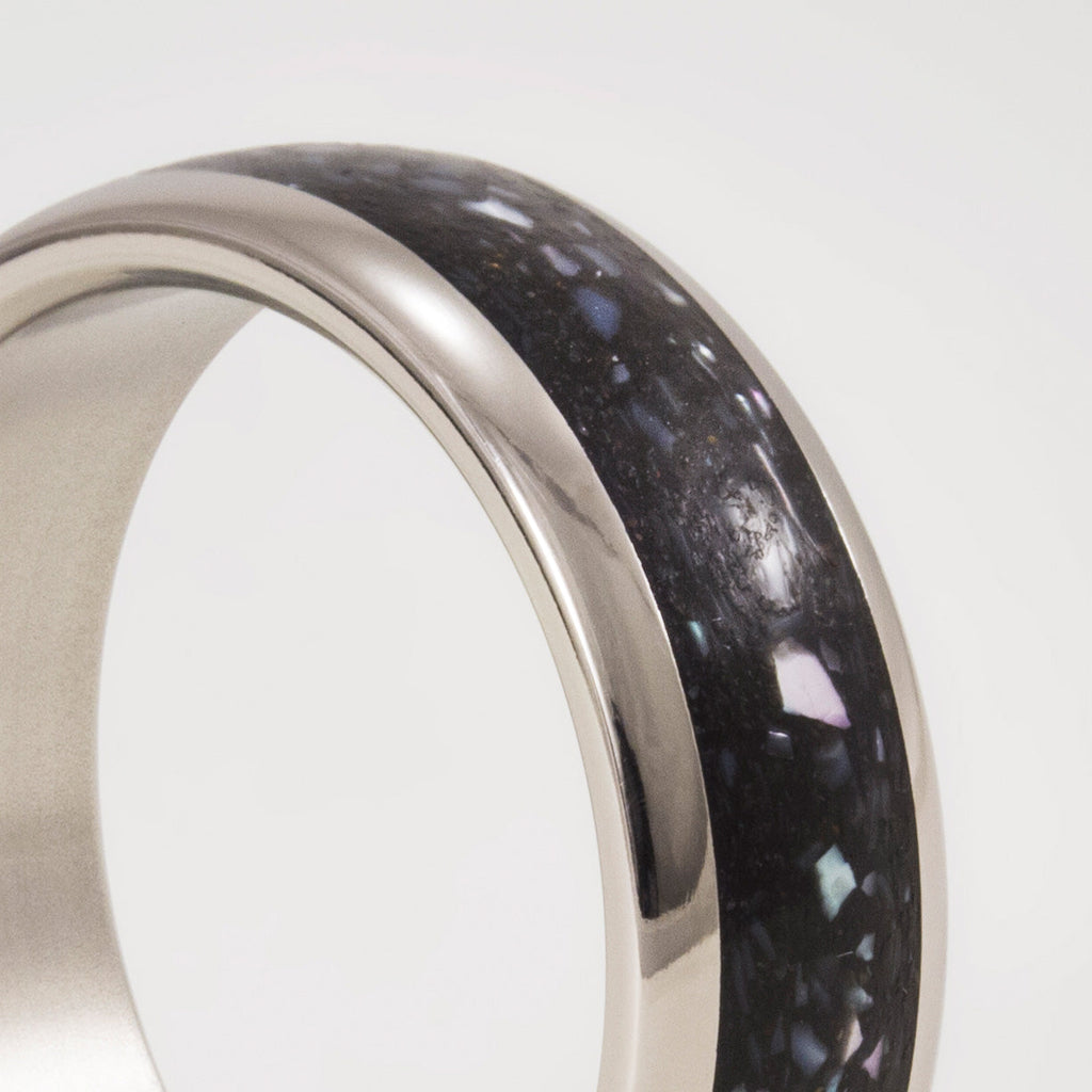 Anillo concreto con chips de nácar y titanio