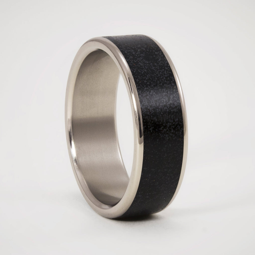 Anillo parallels en concreto negro