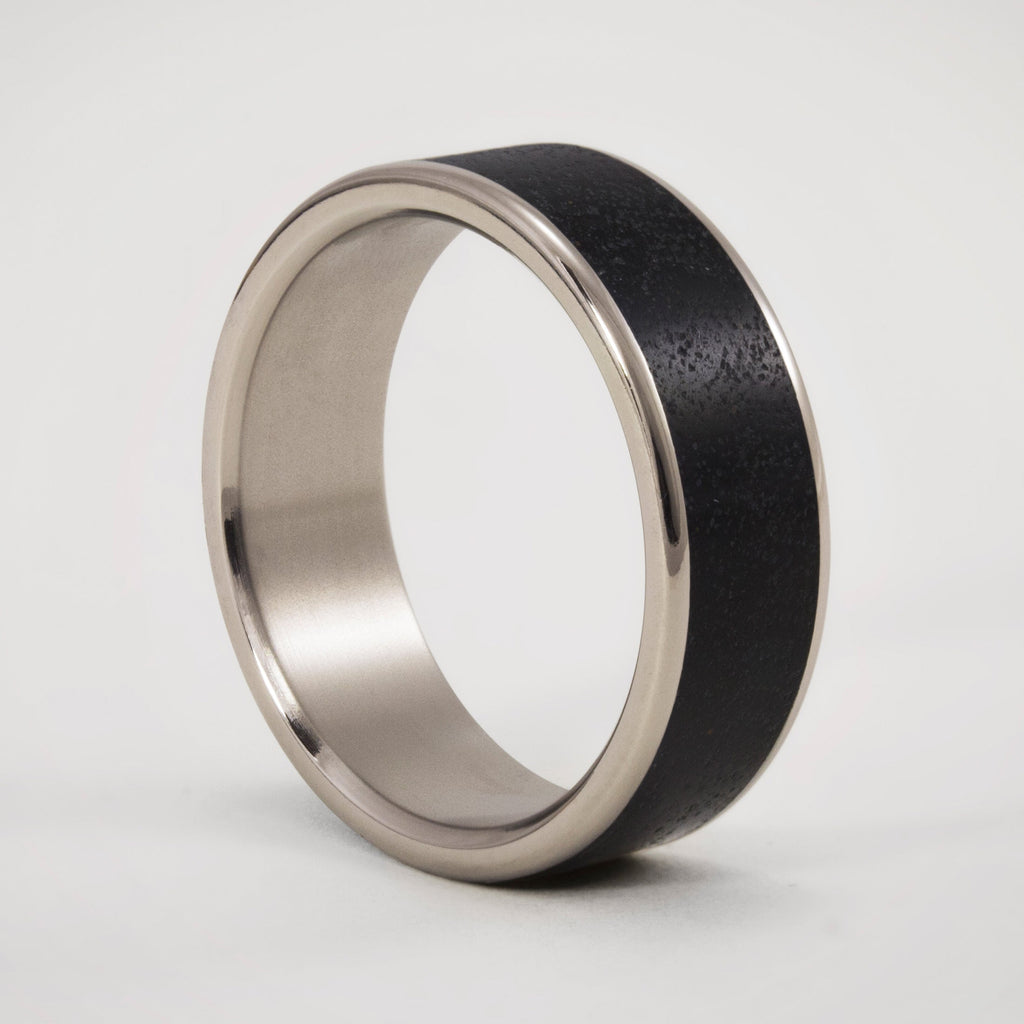 Anillo parallels en concreto negro