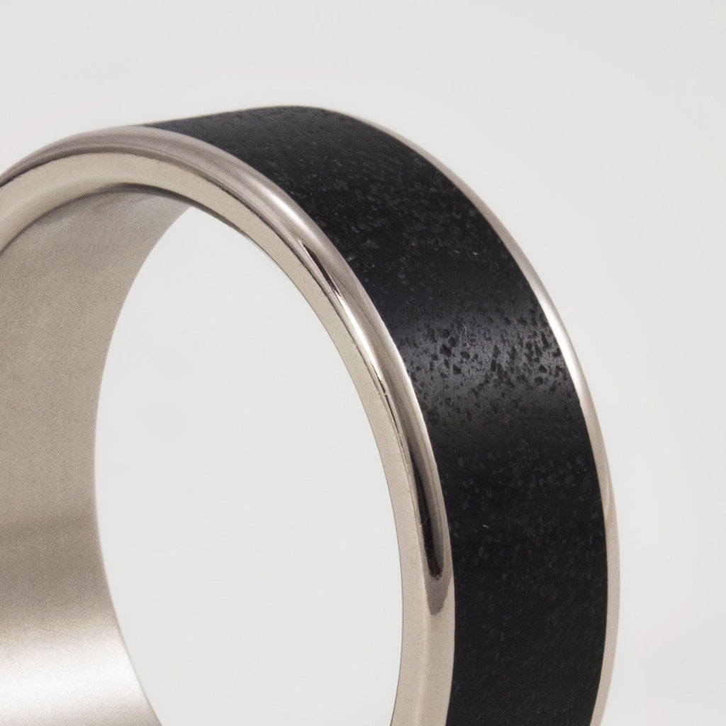 Anillo parallels en concreto negro