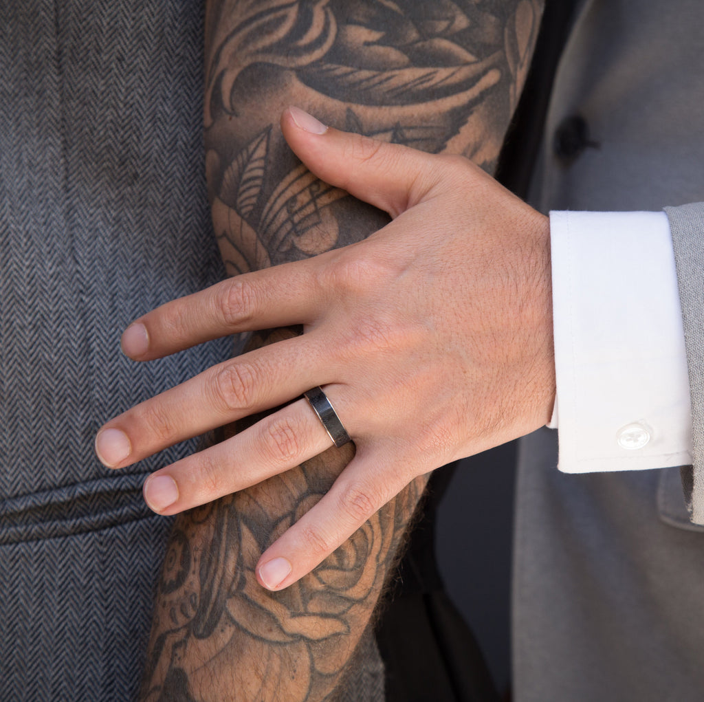 Anillo parallels en concreto negro