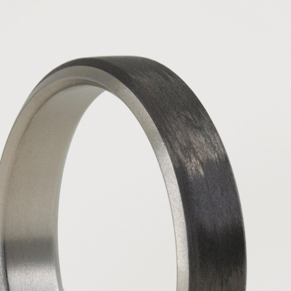 Anillo biselado fibra de carbono y titanio
