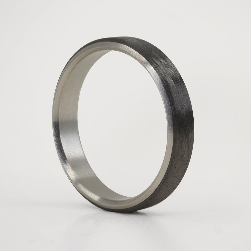Anillo biselado fibra de carbono y titanio