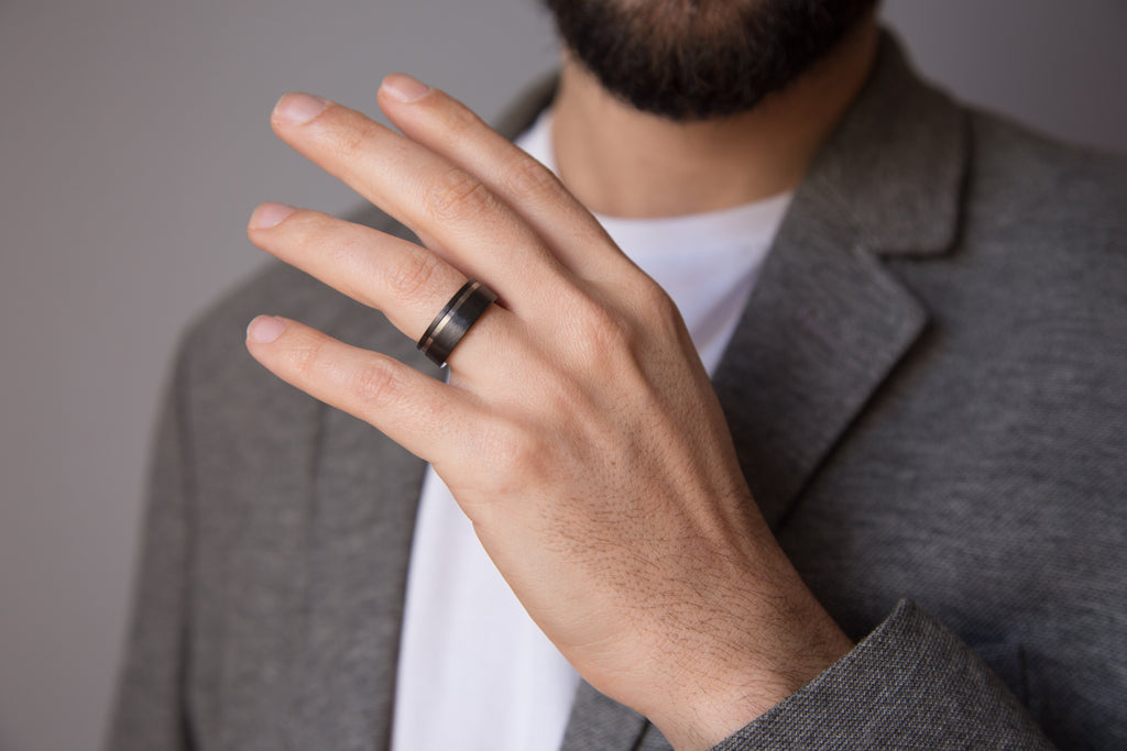 Anillo bajorrelieve fibra de carbono y titanio