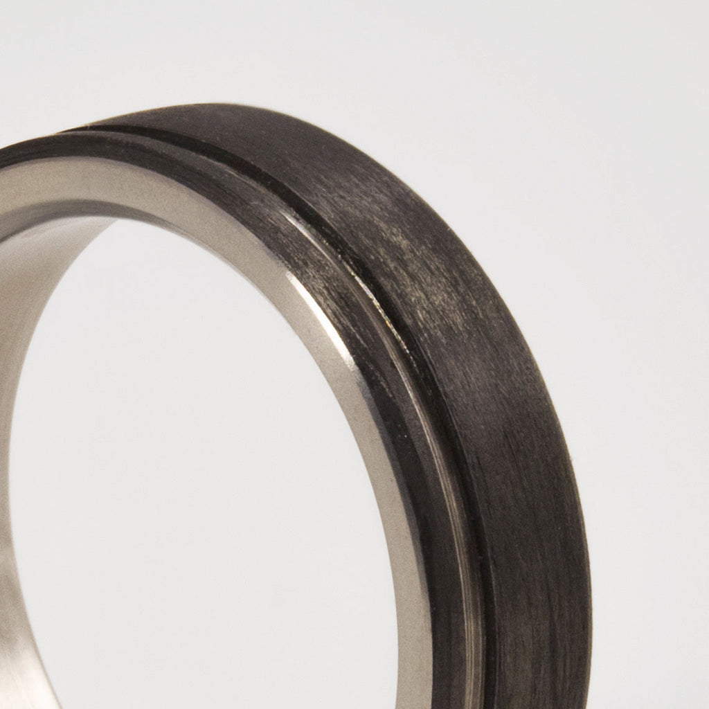 Anillo bajorrelieve fibra de carbono y titanio